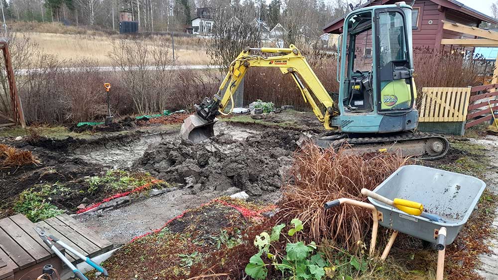 Siirtolapuutarhan betonikivialue ja siirtonurmikko Leppävaarassa