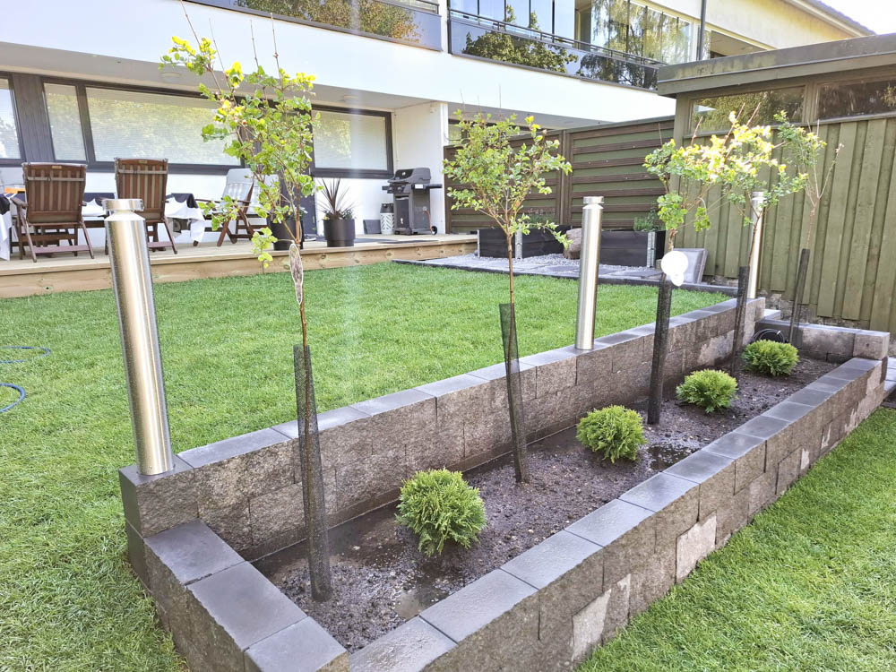 Suunnittelussa valittiin suorakulmaisia muotoja käytävän betonikivissä ja istutusaltaissa