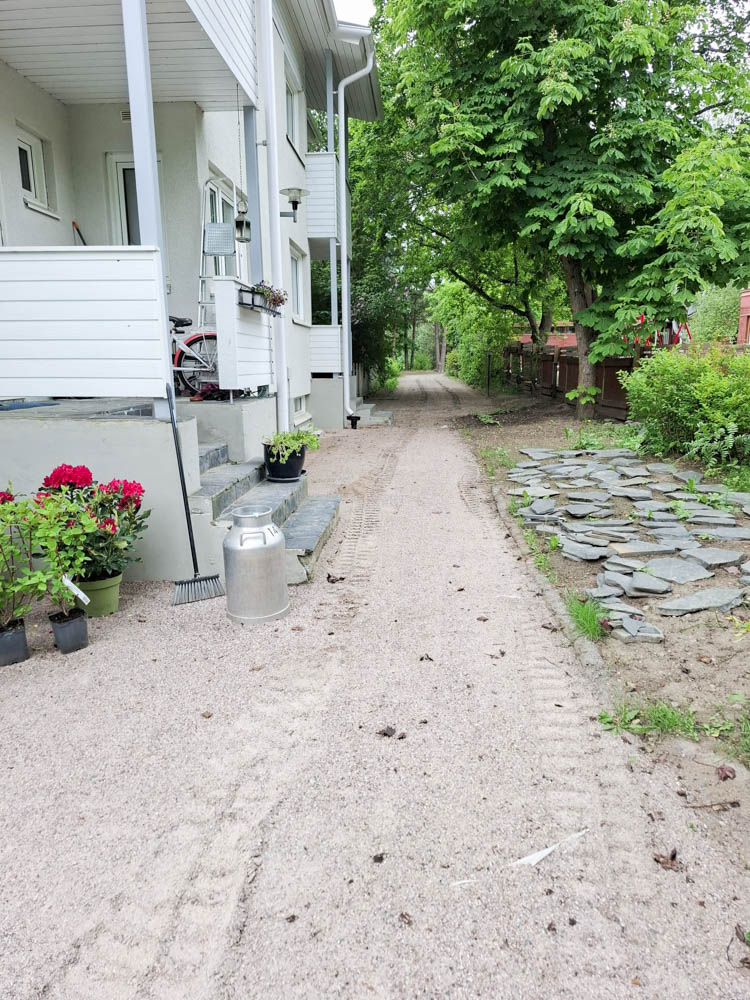 Piha toteutettiin alkuperäistä pihaa mukaellen salaojaremontin jälkeen