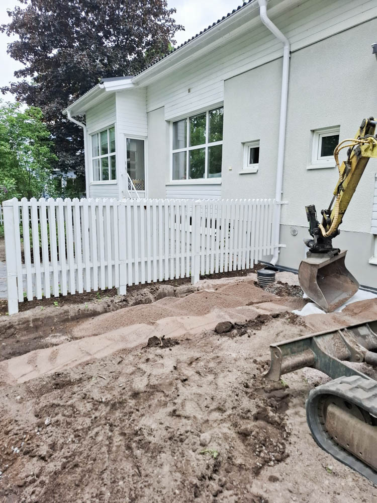 Pihan pohjatyöt kaivinkoneella
