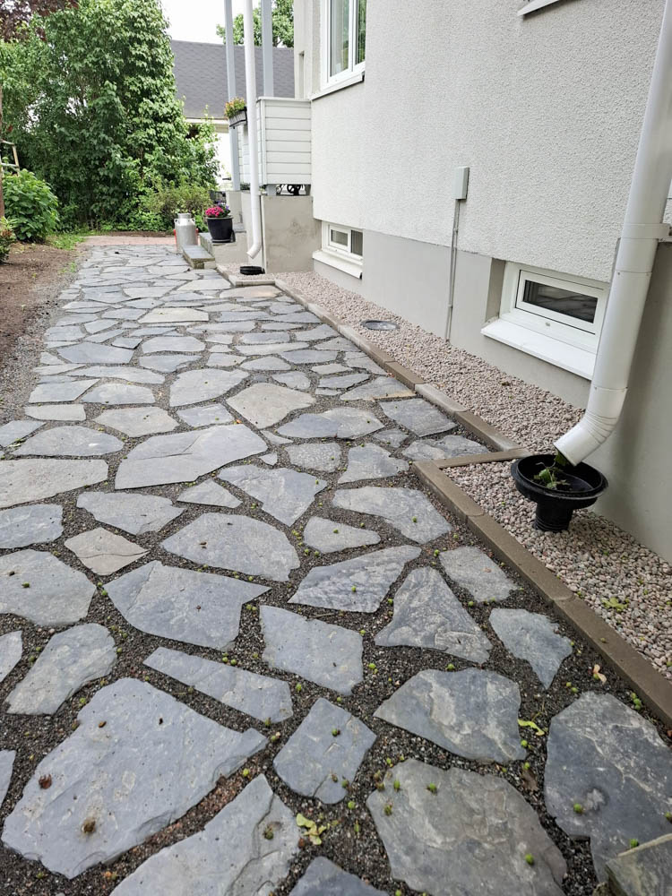 Pihaan tehtiin liukekivet