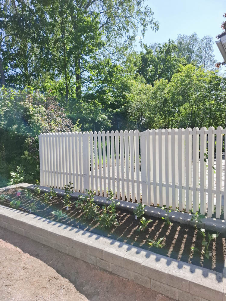 Pihan uusitus salaojaremontin jälkeen Helsingin Tapanilassa