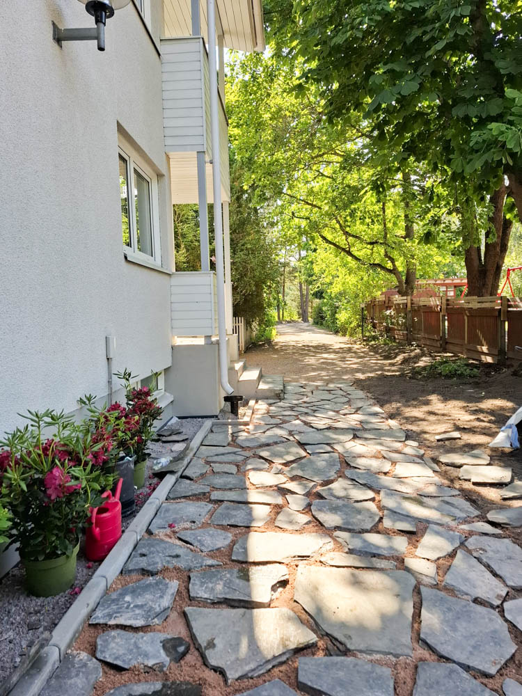 Liuskekivet ja tunnelmallinen piha Helsingin Tapanilassa