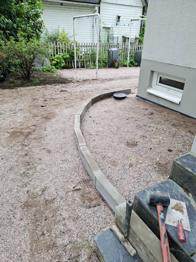 Betonisista reunakivistä tehdään reunukset