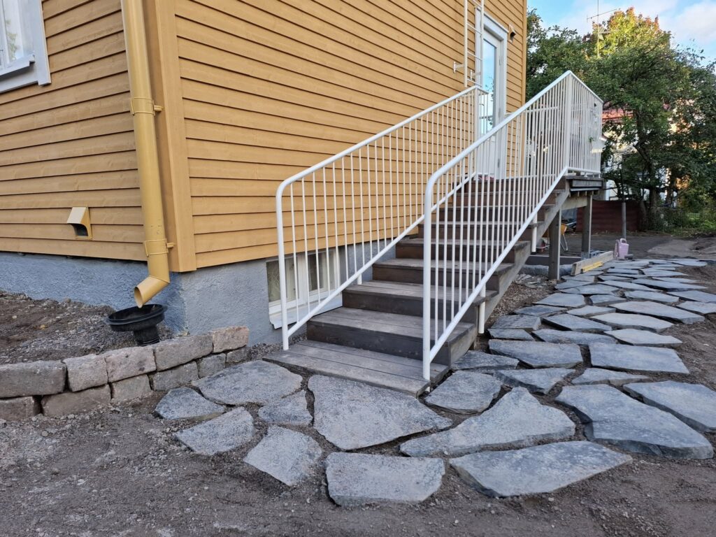 Rintamamiestalon piha