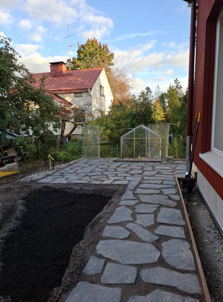 Rintamamiestalon piha Helsingin Kontulassa