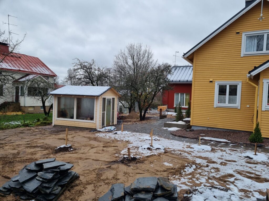 Pihanrakennuksessa pohjatyöt ovat tärkeä vaihe onnistuneessa lopputuloksessa